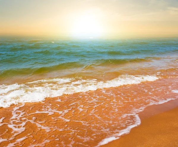 Spiaggia estiva di mare al mattino presto — Foto Stock