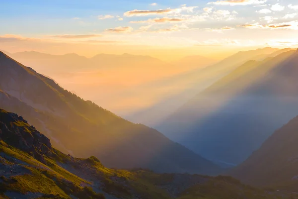 Vallée de montagne tôt le matin — Photo