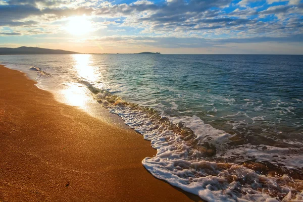 Sunrise over a sea beach — Φωτογραφία Αρχείου