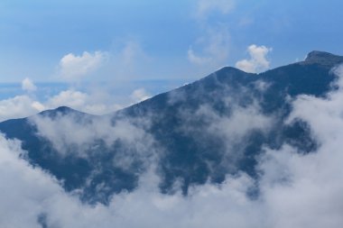 Dağ sırtı bir sis içinde