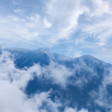 Omurga bir bulutlar içinde monte