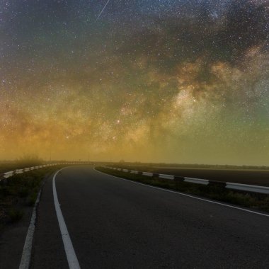 Asfalt yol, gece sahne