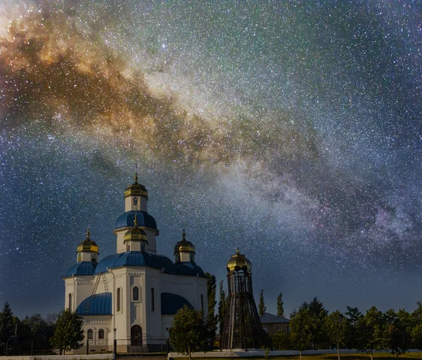 Christliche Kirche in der Nacht — Stockfoto