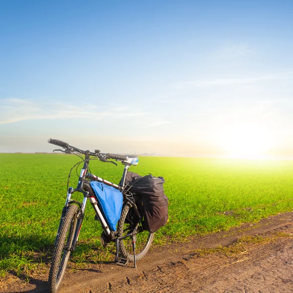 Bicicleta em uma estrada rural — Fotografia de Stock