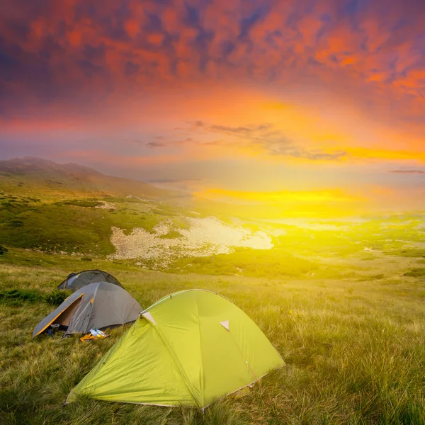 Touristi kampı arasında bir çayır — Stok fotoğraf