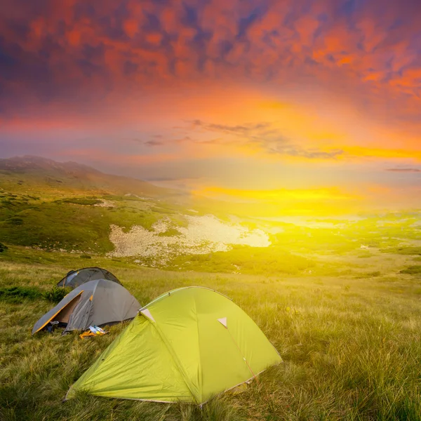 Campamento turístico entre una pradera — Foto de Stock