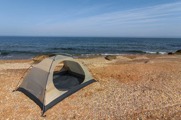 Tenda turistica bianca su una costa di mare — Foto Stock