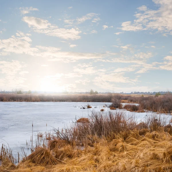 Zimowe zamrożone jezioro — Zdjęcie stockowe