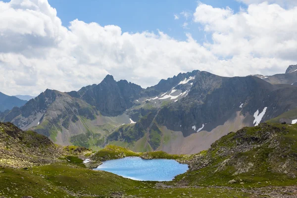 Dolina góra z zielonego jeziora — Zdjęcie stockowe