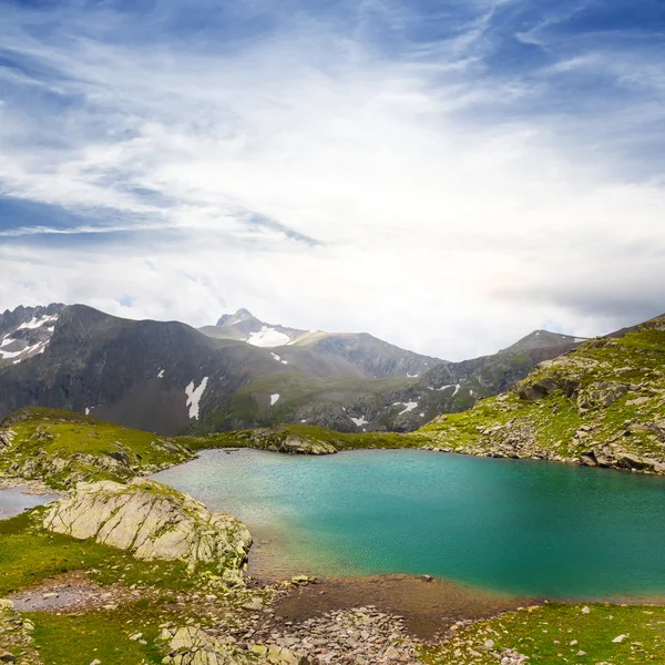Green mountain lake scene — Fotografie, imagine de stoc