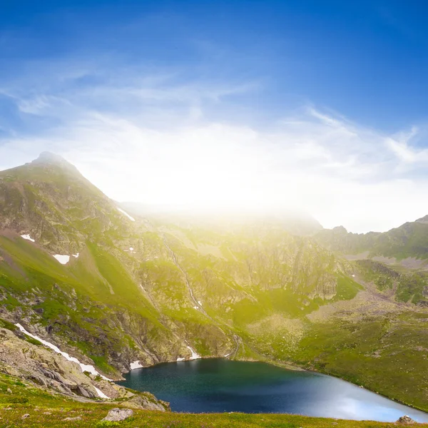 Sommergrüne Berge — Stockfoto