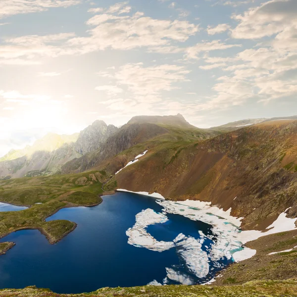 Emerald mountain lake — Stock Photo, Image
