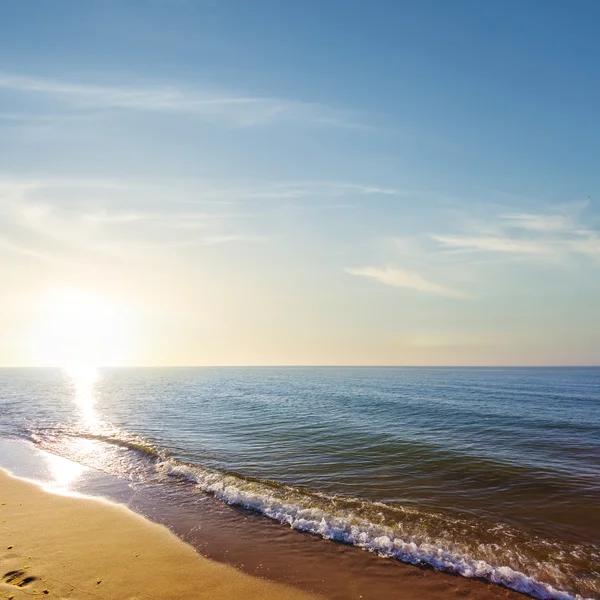 Puesta de sol sobre un mar —  Fotos de Stock