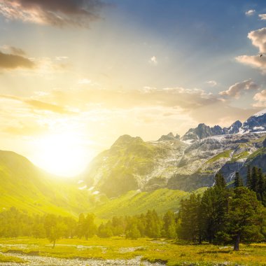 Günbatımında yeşil dağ vadisi