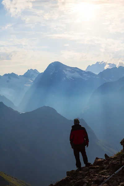 Caminante en una montaña — Foto de Stock