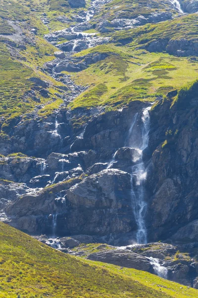 Hermosa montaña cascada vista — Foto de Stock