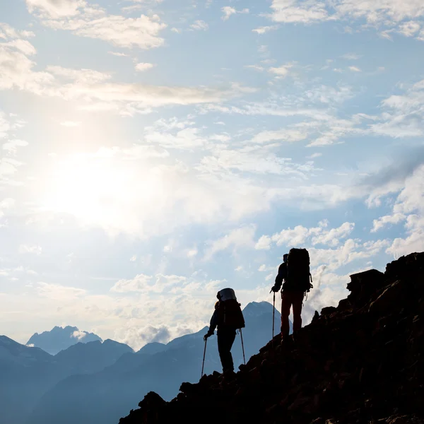 Excursionistas en una ladera de montaña — Foto de Stock