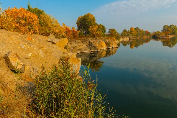 Sonbahar nehir sahne — Stok fotoğraf