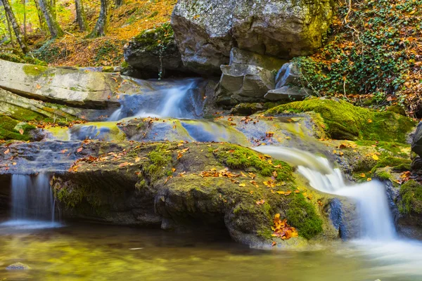 Automne montagne rivière scène — Photo