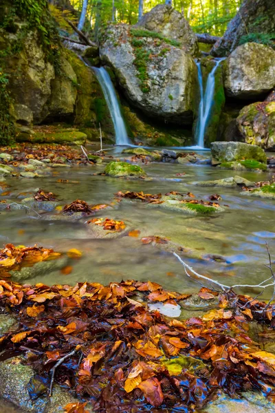 Otoño montaña cascada escena —  Fotos de Stock