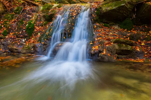 Closeup mountain waterfall — Stock Photo, Image