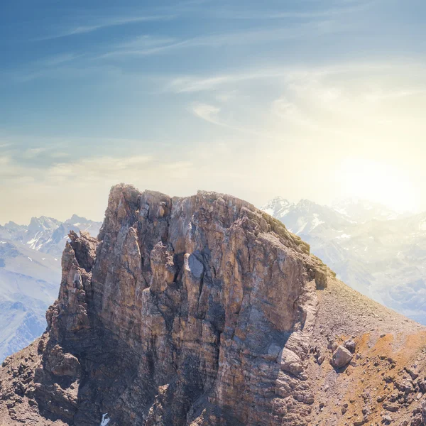 Puesta de sol sobre una cima de montaje — Foto de Stock