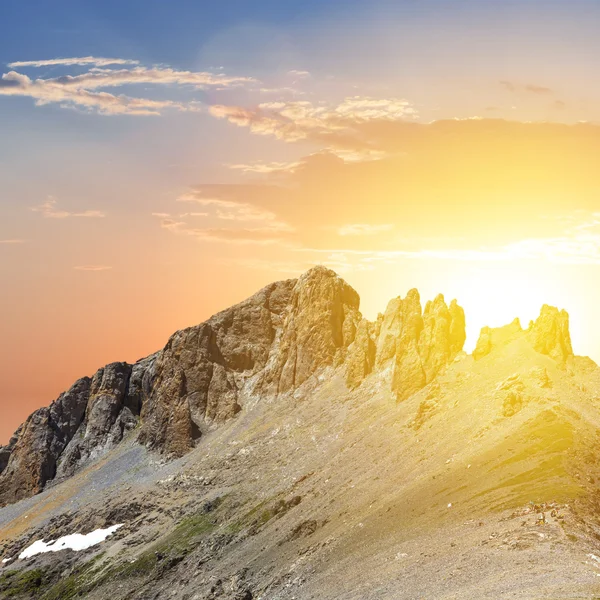 Mount boven op een zonsondergang achtergrond — Stockfoto