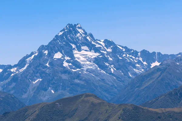 Cresta de la montaña en un cielo azul — Foto de Stock