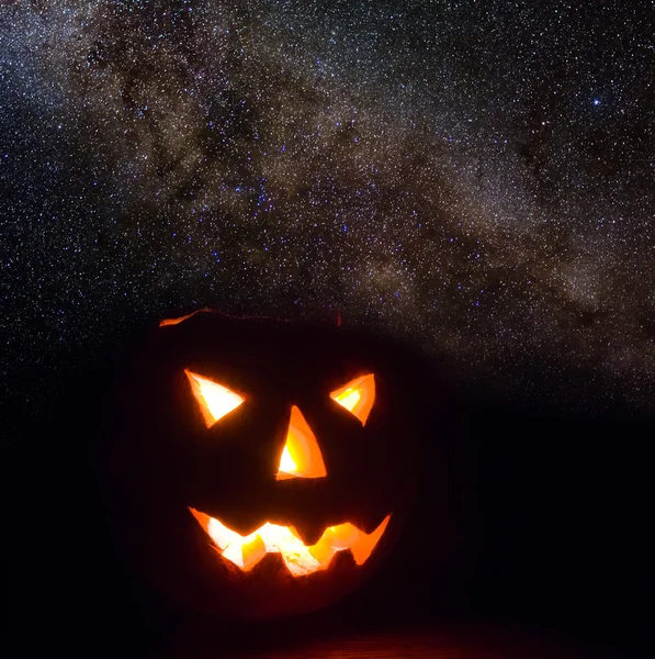 Хэллоуин фонарь на фоне звездного неба — стоковое фото
