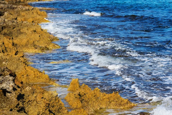 Primer plano costa de mar pedregosa — Foto de Stock