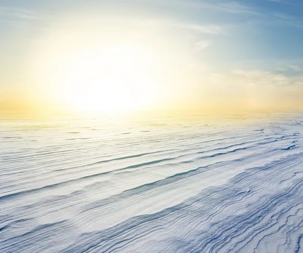 冰天雪地的战地落日 — 图库照片