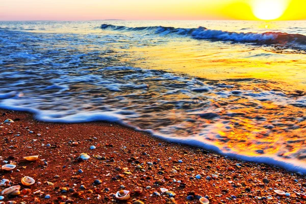 Zee strand bij de zonsondergang — Stockfoto