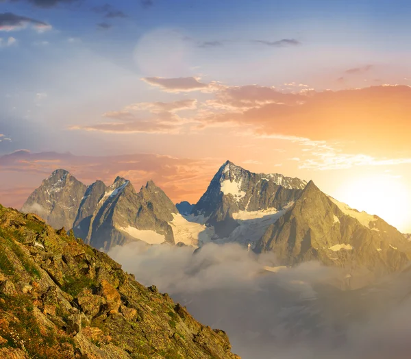 Високий гірський пік на заході сонця — стокове фото