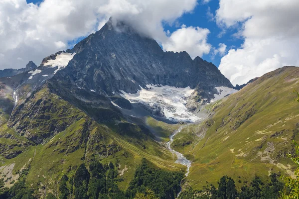 Majestic mountain valley scen — Stockfoto