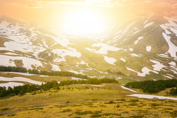 Automne vallée de montagne au coucher du soleil — Photo