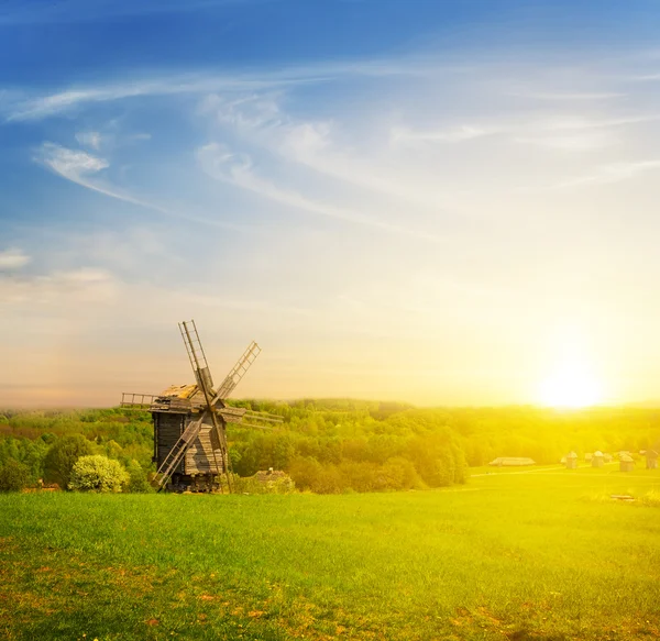 Alte traditionelle Windmühle in der Nähe eines Dorfes — Stockfoto