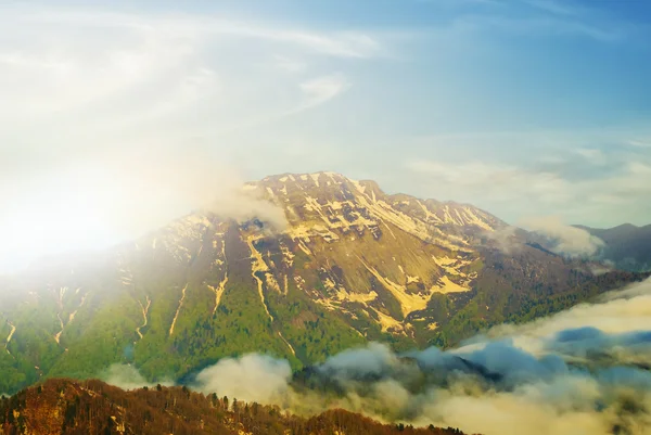 Berget dalen vid soluppgången — Stockfoto