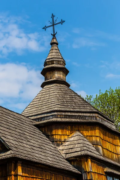 Крупный план деревянной христианской церковной крыши — стоковое фото