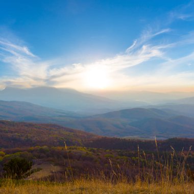 Günbatımında sonbahar dağ sırtı