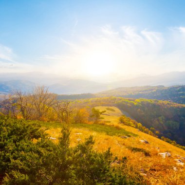 Günbatımında sonbahar dağ sırtı