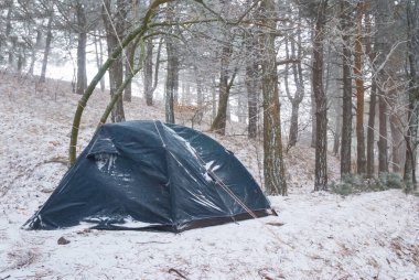 Turistik çadır karlı ormanlık arazide kalır, kışı dışarıda geçirir.