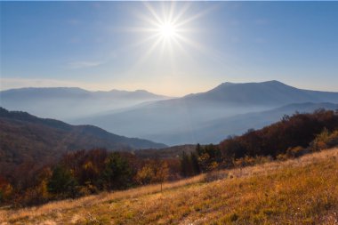 sonbahar puslu dağlar