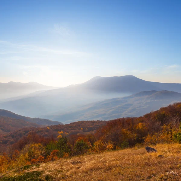 Otoño valle de la montaña en la madrugada — Foto de Stock