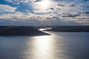 günbatımı üzerinde bir nehir Ukrayna dnestr