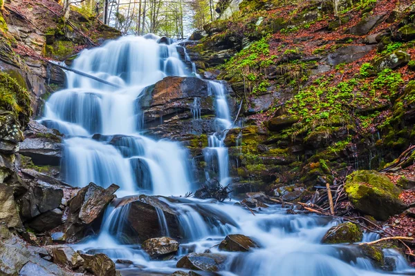 güzel şelale sahnesi, Ukrayna Karpat shipot şelale