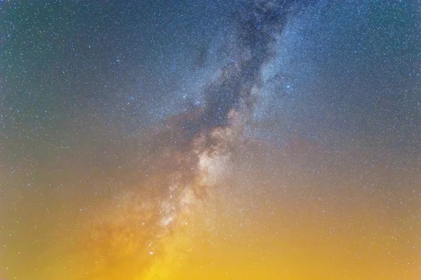 Cielo notturno con luminosa via lattea — Foto Stock