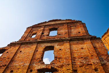 Mavi gökyüzü arka plan üzerinde kırmızı duvara Kalesi