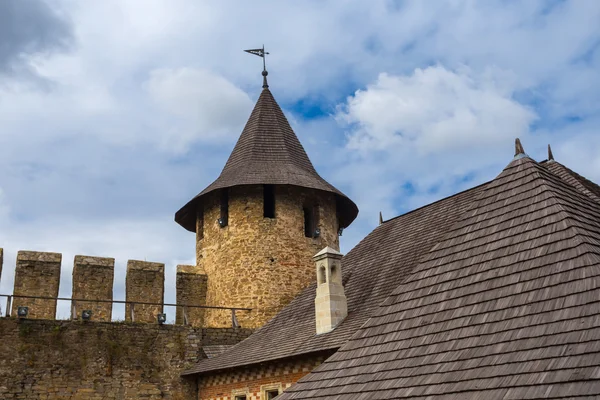 Gamla slottet står hög på en blå himmel bakgrund — Stockfoto