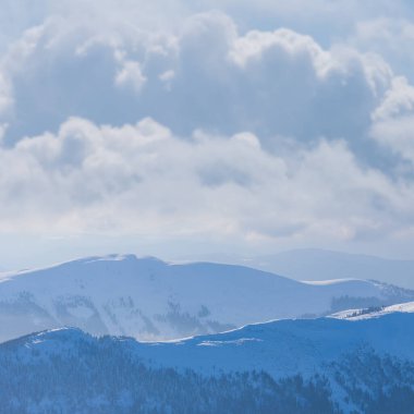 Mavi bulutlu bir gökyüzünün altında, mevsimlik seyahat sahnesi