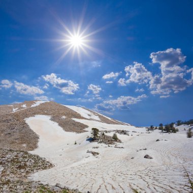 dağ sırtı bir ışıltı güneş altında bir karda